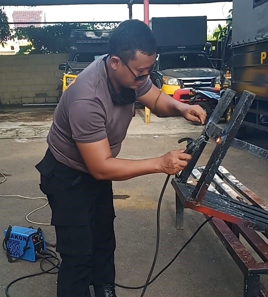 Dukung Pelayanan Prima, Shabara Polres Indramayu Rawat Kendaraan dengan Pengecatan Mobil
